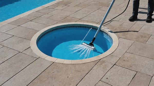 Quelle est la meilleure méthode pour nettoyer le fond d'une piscine sans vider l'eau?